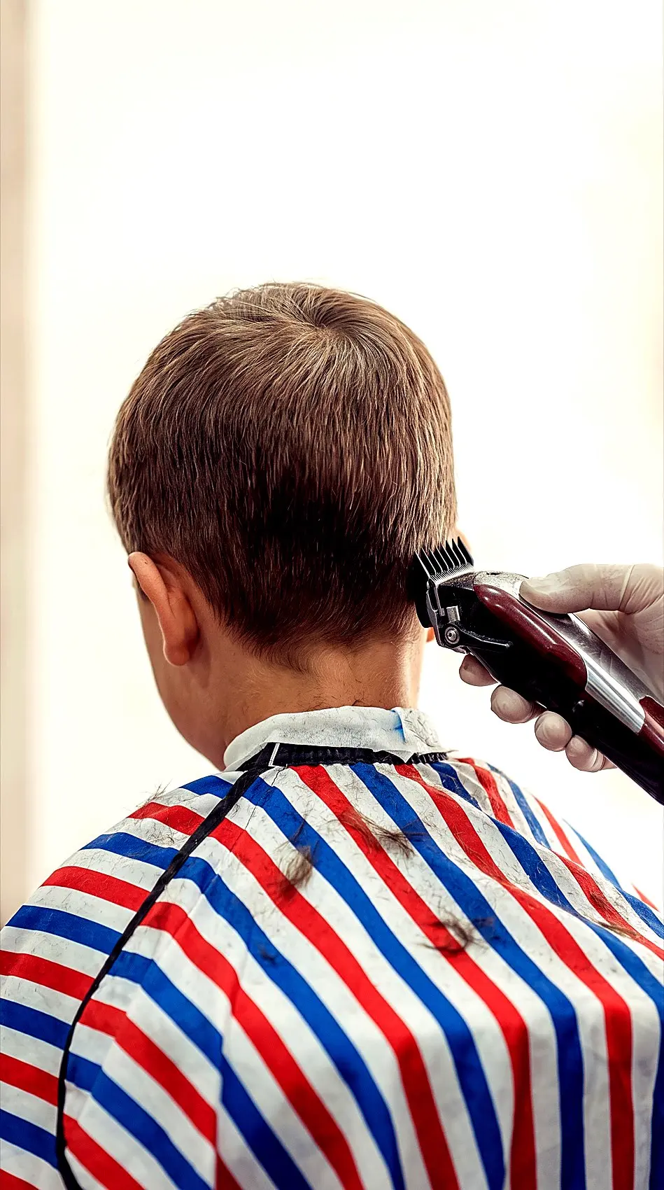 Corte de pelo infantil en barbería de Atarfe, Granada